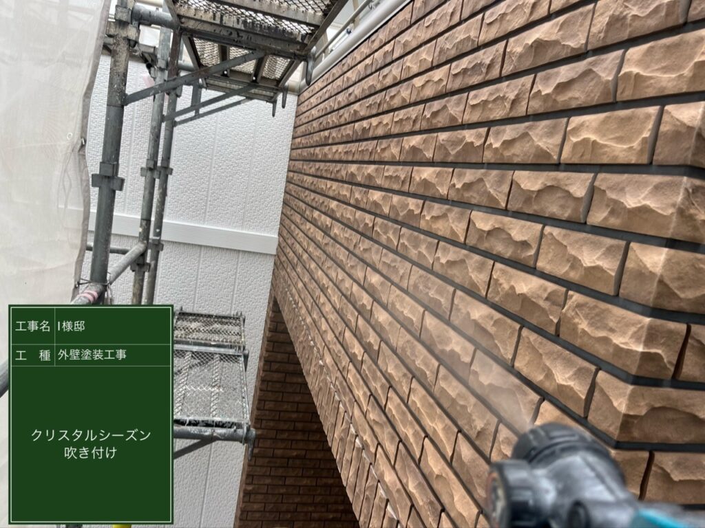 壁に仕上げ材の光触媒プロテクトコーティング（クリスタルシーズンtg）を塗布します。